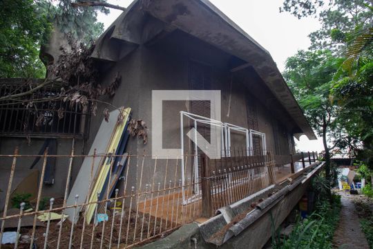 Área Externa de casa à venda com 4 quartos, 1600m² em Vila Carmosina, São Paulo