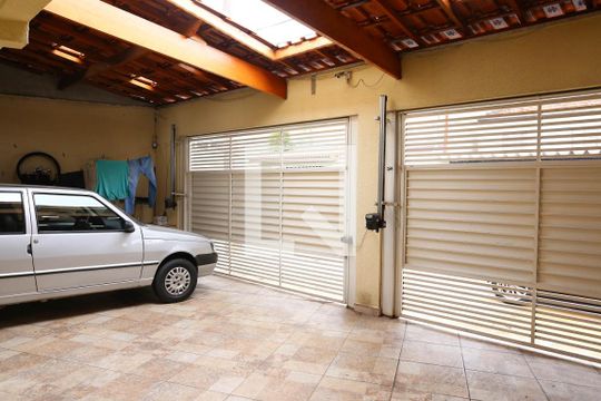 Garagem de casa para alugar com 3 quartos, 89m² em Utinga, Santo André