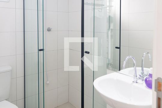 Banheiro Social de kitnet/studio para alugar com 0 quarto, 27m² em Bela Vista, São Paulo