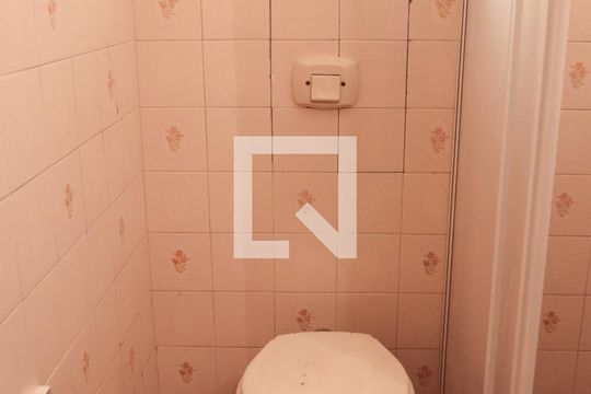 Banheiro de casa para alugar com 1 quarto, 60m² em Centro, Embu das Artes