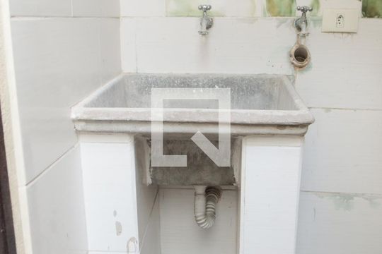 Lavanderia de casa para alugar com 1 quarto, 60m² em Centro, Embu das Artes