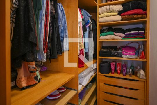 Closet de apartamento para alugar com 1 quarto, 60m² em Aclimação, São Paulo