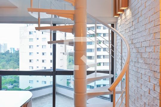 Escada de apartamento para alugar com 1 quarto, 60m² em Aclimação, São Paulo