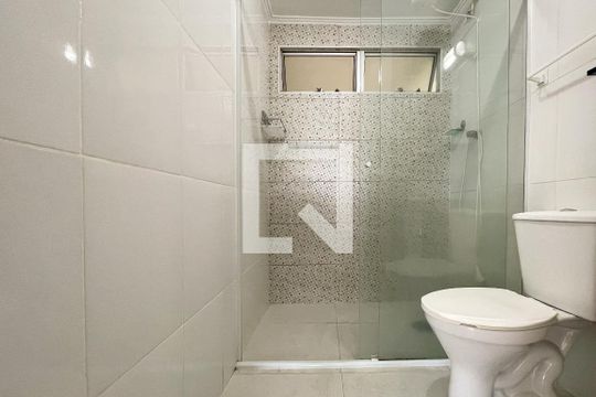 Banheiro de kitnet/studio para alugar com 1 quarto, 25m² em Pinheiros, São Paulo