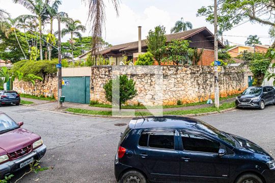 Fachada de casa à venda com 5 quartos, 550m² em Caxingui, São Paulo