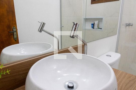 Banheiro de apartamento para alugar com 1 quarto, 55m² em Jardim Carvalho, Porto Alegre