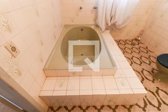 Banheiro da Suíte de casa à venda com 3 quartos, 170m² em Jardim das Américas, Curitiba