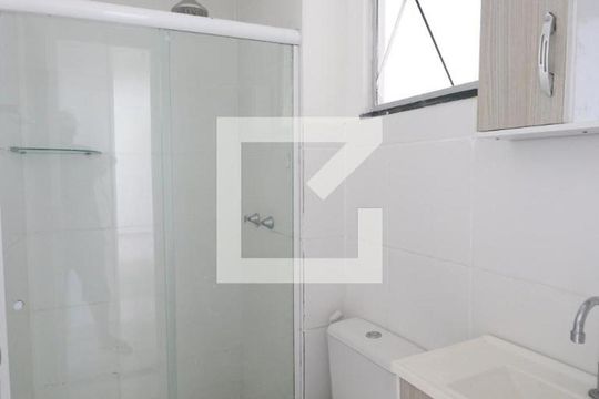 Banheiro de apartamento para alugar com 2 quartos, 42m² em Nova Cidade, São Gonçalo