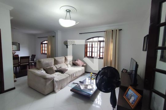 Sala de casa de condomínio para alugar com 3 quartos, 300m² em Tanque, Rio de Janeiro