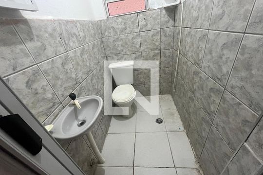 Banheiro de kitnet/studio para alugar com 1 quarto, 15m² em Parque das Paineiras, São Paulo