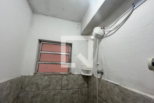Banheiro de kitnet/studio para alugar com 1 quarto, 15m² em Parque das Paineiras, São Paulo