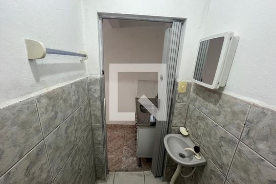 Banheiro de kitnet/studio para alugar com 1 quarto, 15m² em Parque das Paineiras, São Paulo