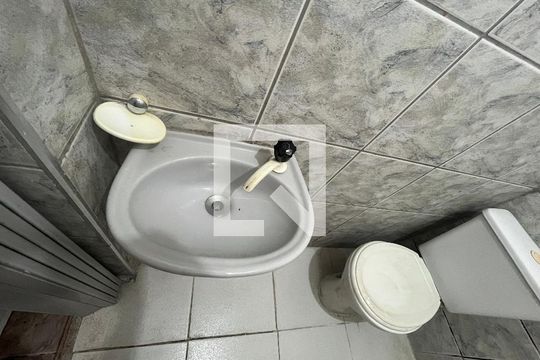Banheiro de kitnet/studio para alugar com 1 quarto, 15m² em Parque das Paineiras, São Paulo