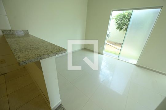 Sala de casa de condomínio para alugar com 3 quartos, 90m² em Jardim Imperial, Aparecida de Goiânia