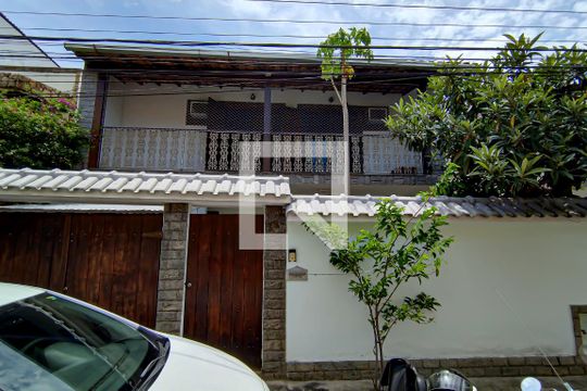 fachada de casa à venda com 3 quartos, 110m² em Taquara, Rio de Janeiro