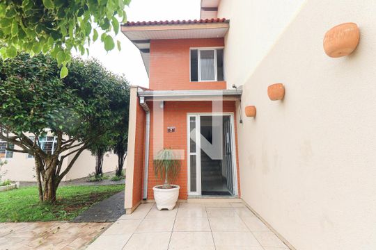 Fachada do bloco de apartamento para alugar com 1 quarto, 25m² em Alto Boqueirão, Curitiba