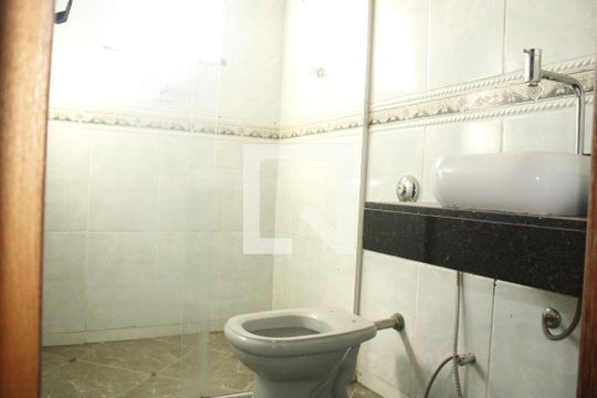 Banheiro de casa para alugar com 2 quartos, 55m² em Bom Jesus, Contagem