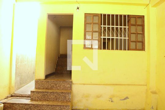 Entrada de casa para alugar com 2 quartos, 55m² em Bom Jesus, Contagem