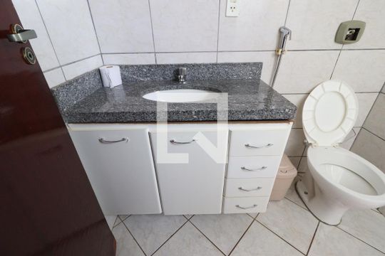 Banheiro Social de apartamento para alugar com 2 quartos, 58m² em Santa Mônica, Uberlândia