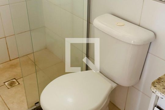 Banheiro de apartamento para alugar com 2 quartos, 46m² em Parque Oeste Industrial, Goiânia