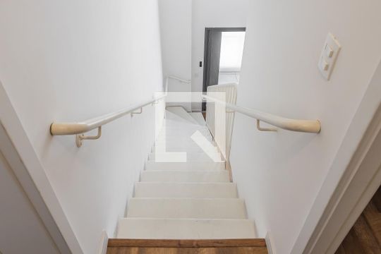 Escada de apartamento para alugar com 2 quartos, 120m² em Sumarezinho, São Paulo