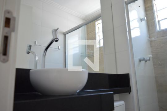 Banheiro de apartamento para alugar com 2 quartos, 48m² em Fonte Grande, Contagem