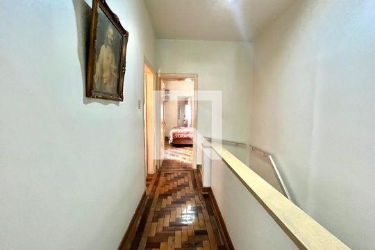 Corredor  de casa à venda com 3 quartos, 180m² em Vila Guarani, São Paulo
