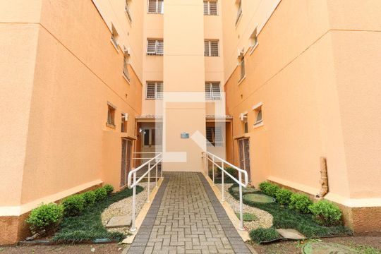 Fachada do bloco de apartamento para alugar com 2 quartos, 54m² em Capão Raso, Curitiba