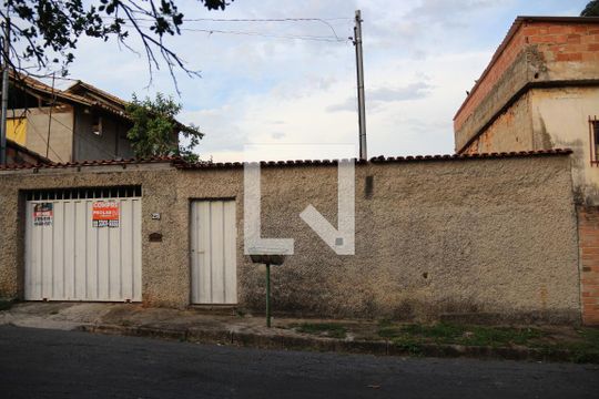 Fachada de casa à venda com 3 quartos, 173m² em Pindorama, Belo Horizonte