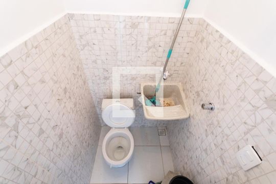 banheiro de serviço de casa para alugar com 3 quartos, 101m² em Botafogo, Rio de Janeiro