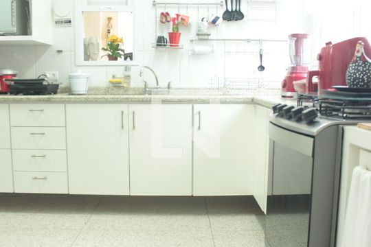 Cozinha de apartamento para alugar com 4 quartos, 148m² em Vila Suzana, São Paulo