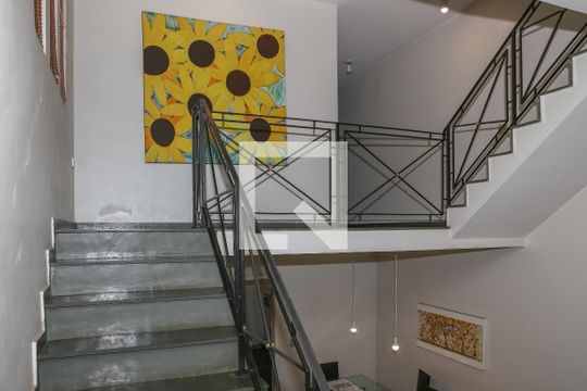 Escada de casa à venda com 3 quartos, 239m² em Vila Ipojuca, São Paulo