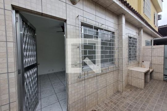 Fachada de casa para alugar com 1 quarto, 33m² em Vila Kosmos, Rio de Janeiro