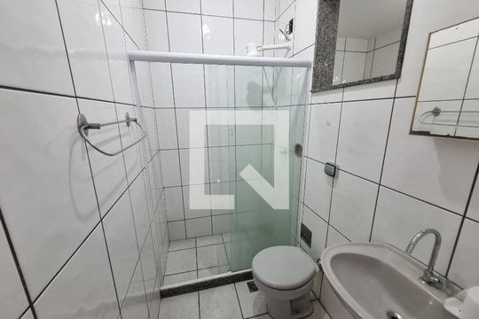 Banheiro de casa para alugar com 1 quarto, 33m² em Vila Kosmos, Rio de Janeiro