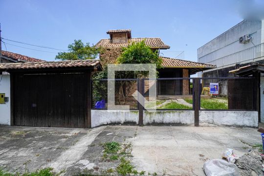 Fachada de casa à venda com 5 quartos, 320m² em Badu, Niterói