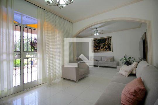 Casa à venda com 5 quartos, 300m² em Nova Floresta, Belo Horizonte