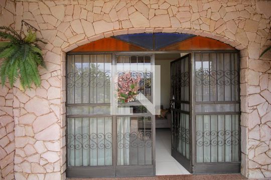 Entrada de casa à venda com 5 quartos, 300m² em Nova Floresta, Belo Horizonte