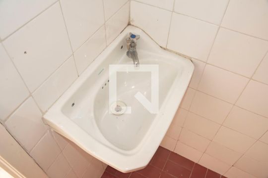 Banheiro de Serviço de casa à venda com 2 quartos, 100m² em Parque Imperial, São Paulo