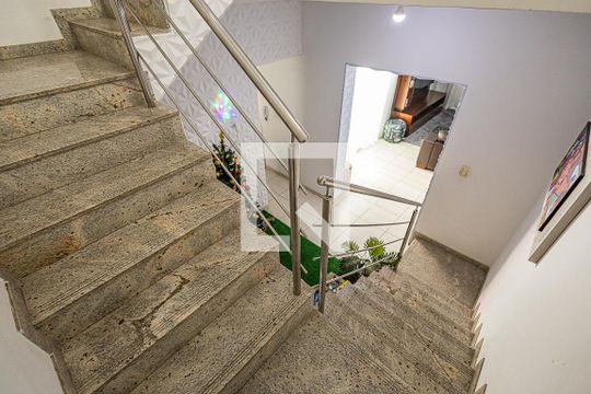 Escada / acesso 2º andar de casa de condomínio à venda com 2 quartos, 160m² em Jaqueline, Belo Horizonte