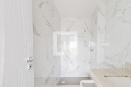 Banheiro de kitnet/studio à venda com 1 quarto, 29m² em Petrópolis, Porto Alegre
