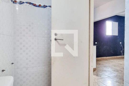 Banheiro de kitnet/studio para alugar com 1 quarto, 40m² em Jardim Ismenia, São José dos Campos