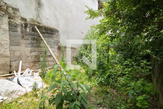 Quintal  de trás  de casa à venda com 3 quartos, 160m² em Taboão, São Bernardo do Campo