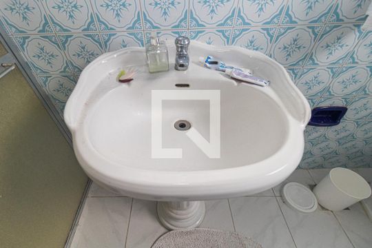 Banheiro da Suíte de casa à venda com 4 quartos, 174m² em Jardim Sabará, Porto Alegre
