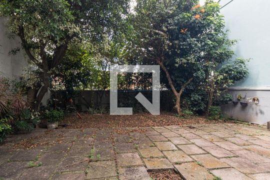 Quintal de casa à venda com 4 quartos, 174m² em Jardim Sabará, Porto Alegre