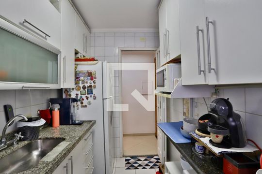 Cozinha de apartamento à venda com 2 quartos, 56m² em Vila Bertioga, São Paulo