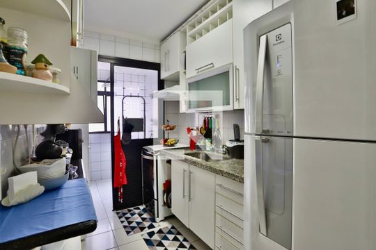 Cozinha de apartamento à venda com 2 quartos, 56m² em Vila Bertioga, São Paulo