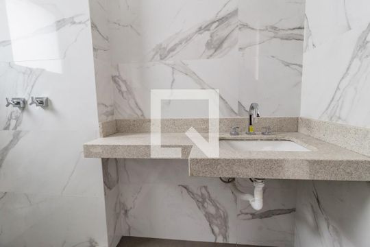 Banheiro de casa de condomínio à venda com 1 quarto, 29m² em Petrópolis, Porto Alegre