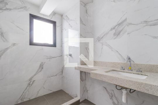 Banheiro de casa de condomínio à venda com 1 quarto, 29m² em Petrópolis, Porto Alegre
