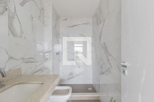 Banheiro de casa de condomínio à venda com 1 quarto, 30m² em Petrópolis, Porto Alegre