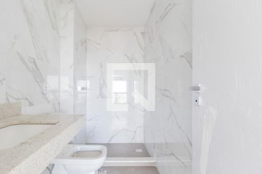 Banheiro de casa de condomínio à venda com 1 quarto, 29m² em Petrópolis, Porto Alegre